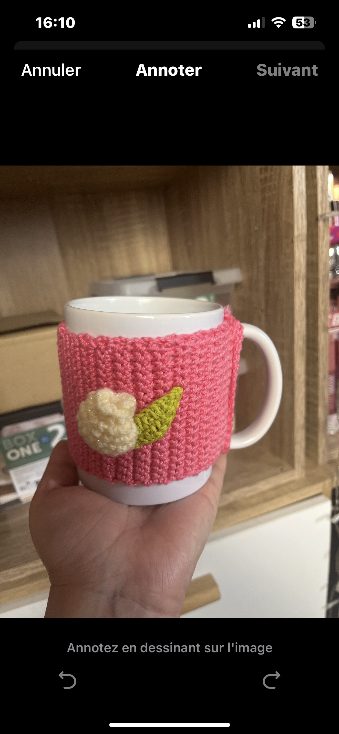 Tasse décorative artisanale habillée d’un délicat revêtement en crochet rose avec une jolie tulipe faite main.