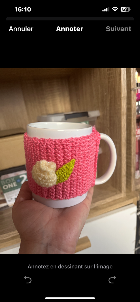 Tasse décorative artisanale habillée d’un délicat revêtement en crochet rose avec une jolie tulipe faite main.